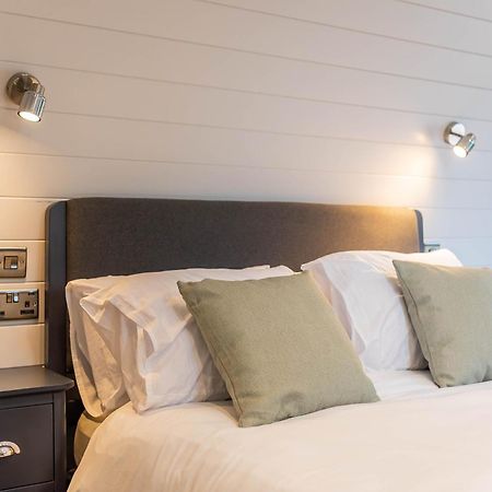 The Plough Inn Cabins Ramsden Exteriér fotografie